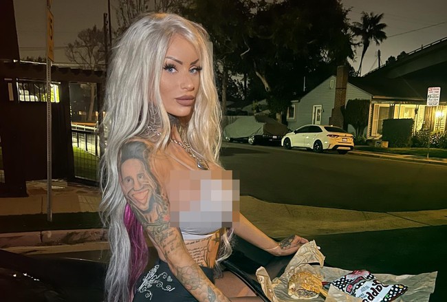 Elisa mengaku bahwa kebanyakan pria hanya melihatnya sebagai obyek. Sulit untuk menemukan seseorang yang menyukai penampilan gila ini. Banyak pria mengapresiasi wanita dengan individualitas sepertiku tapi mereka sering mengkategorikannya sebagai obyek sek daripada calon pacar, katanya. Foto: Instagram