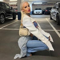 Hasil dari berbagai operasi, wanita asal Australia yang kini tinggal di Jerman tersebut tampil dengan bentuk tubuh nan glamour. Foto: Instagram