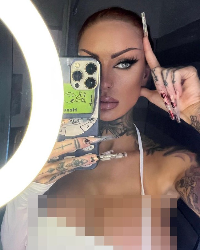 Selain dengan operasi, Elisa juga mengusahakan tubuh seksi dengan makan banyak. Dikatakan jika dulu ia sangat kurus. Aku selalu sangat kurus jadi aku harus makan 3.000 kalori setiap hari hanya untuk menaikkan berat badan, kata Elisa. Foto: Instagram