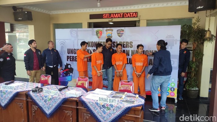 Empat anggota sindikat peretas ponsel yang salah satu korbannya ponsel Kapolda Jateng dihadirkan di Ditreskrimum Polda Jateng, Selasa (8/8/2023).