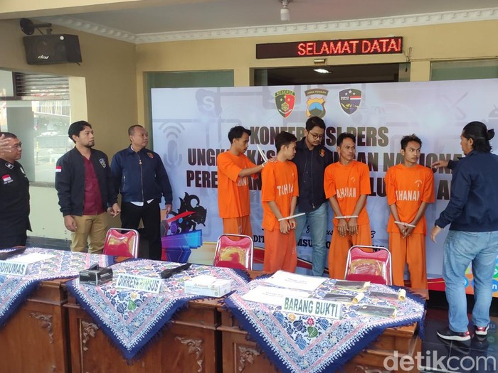 Empat anggota sindikat peretas ponsel yang salah satu korbannya ponsel Kapolda Jateng dihadirkan di Ditreskrimum Polda Jateng, Selasa (8/8/2023).