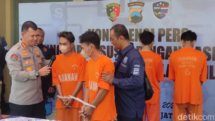 Empat anggota sindikat peretas ponsel yang salah satu korbannya ponsel Kapolda Jateng dihadirkan di Ditreskrimum Polda Jateng, Selasa (8/8/2023).