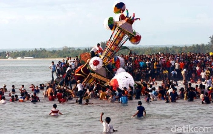 Festival atau Upacara Tabuik di Pariaman, Sumbar.