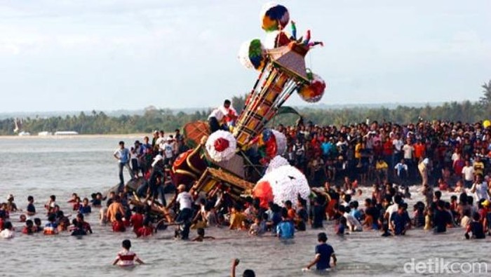 Festival atau Upacara Tabuik di Pariaman, Sumbar.