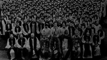 Foto ini diambil beberapa dekade lalu. Gegara flash membuat mata orang-orang dalam foto bercahaya berjamaah. Foto: Instagram/cursedimages2009