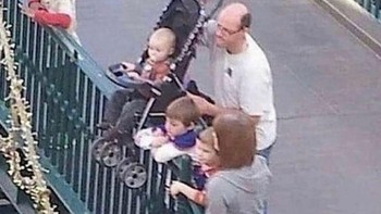 Duh orang tua ini bikin geregetan dan was-was pada anak yang berada di stroller. Foto: Instagram/cursedimages2009