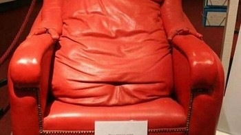 Ada yang tertarik menduduki sofa ini? Foto: Instagram/cursedimages2009