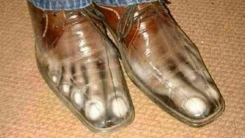 Ini bukan sepatu transparan. Melihat gambar kakinya yang tak biasa bikin takut. Foto: Instagram/cursedimages2009
