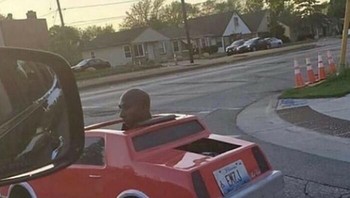 Melihat mobil kecil dengan kepala menyundul di jalanan agak bikin kaget. Foto: Instagram/cursedimages2009
