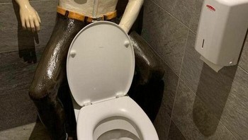 Gegara patung ini rasanya ogah buang air di toilet ini. Foto: Instagram/cursedimages2009