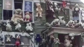 Apa reaksi kamu melintasi rumah ini di malam hari. Foto: Instagram/cursedimages2009
