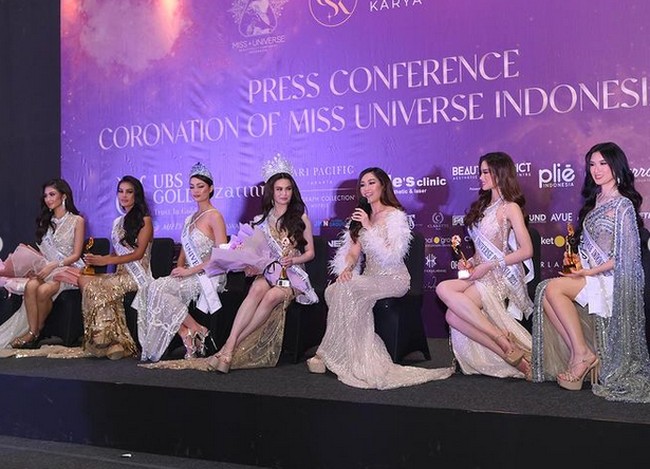 Miss Universe Indonesia 2023 menjadi penobatan perdana di bawah naungan PT Capella Swastika Karya. Sebelum dibawa oleh perusahaan milik Poppy Capella itu, kontes kecantikan bertaraf internasional tersebut dipegang oleh Yayasan Puteri Indonesia (YPI) selama 30 tahun terakhir. Foto: dok. Instagram/@poppycapella_, @missuniverse_id