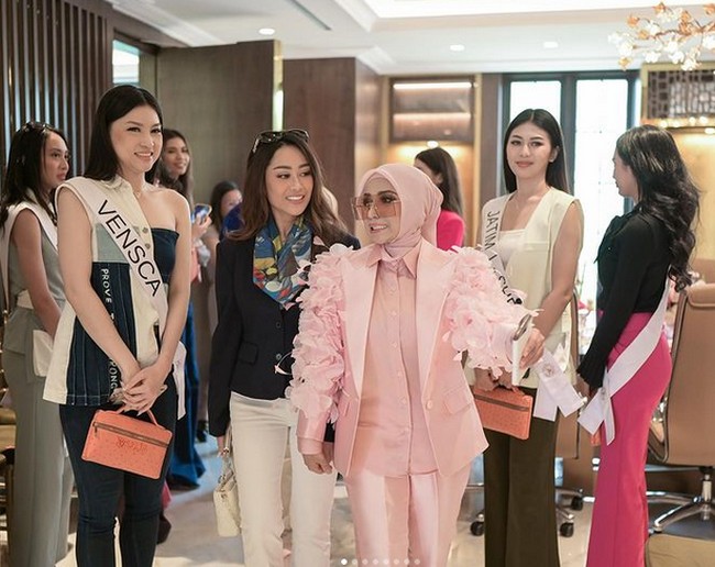 Momen Poppy Capella (blazer hitam) menemani finalis Miss Universe Indonesia 2023 ke klinik kecantikan Devya Dental Clinic. Foto: dok. Instagram/@poppycapella_, @missuniverse_id