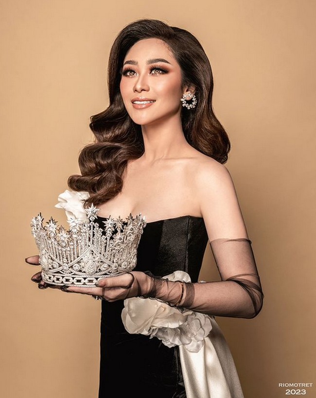 Potret Poppy Capella membawa mahkota Miss Universe Indonesia 2023. Foto: dok. Instagram/@poppycapella_, @missuniverse_id