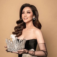 Potret Poppy Capella membawa mahkota Miss Universe Indonesia 2023. Foto: dok. Instagram/@poppycapella_, @missuniverse_id