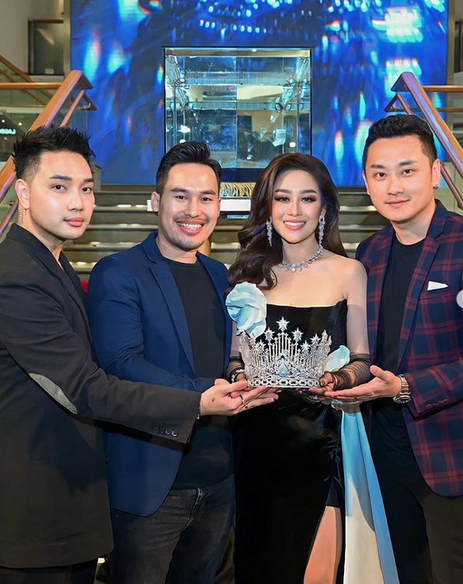 Dalam kontes tersebut, Poppy menunjuk sejumlah pakar di Miss Universe Indonesia. Fotografer Rio Motret sebagai Direktur Visual, makeup artist Slam Wiyono menjabat sebagai Beauty Director dan Niel Dimitrij sebagai Art & Project Director. Namun, Rio Motret dan Slam Wiyono memilih mundur. Foto: dok. Instagram/@poppycapella_, @missuniverse_id