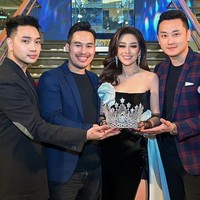 Dalam kontes tersebut, Poppy menunjuk sejumlah pakar di Miss Universe Indonesia. Fotografer Rio Motret sebagai Direktur Visual, makeup artist Slam Wiyono menjabat sebagai Beauty Director dan Niel Dimitrij sebagai Art & Project Director. Namun, Rio Motret dan Slam Wiyono memilih mundur. Foto: dok. Instagram/@poppycapella_, @missuniverse_id