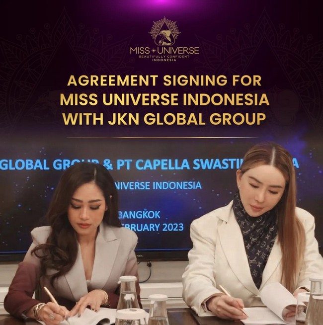 Di Instagramnya, Poppy Capella menunjukkan momen penandatangan lisensi Miss Universe Indonesia ada di bawah naungan perusahaan miliknya. Dia didampingi transgender Thailand Anne Jakapong Jakrajutatip yang merupakan pemilik lisensi Miss Universe global. Foto: dok. Instagram/@poppycapella_, @missuniverse_id