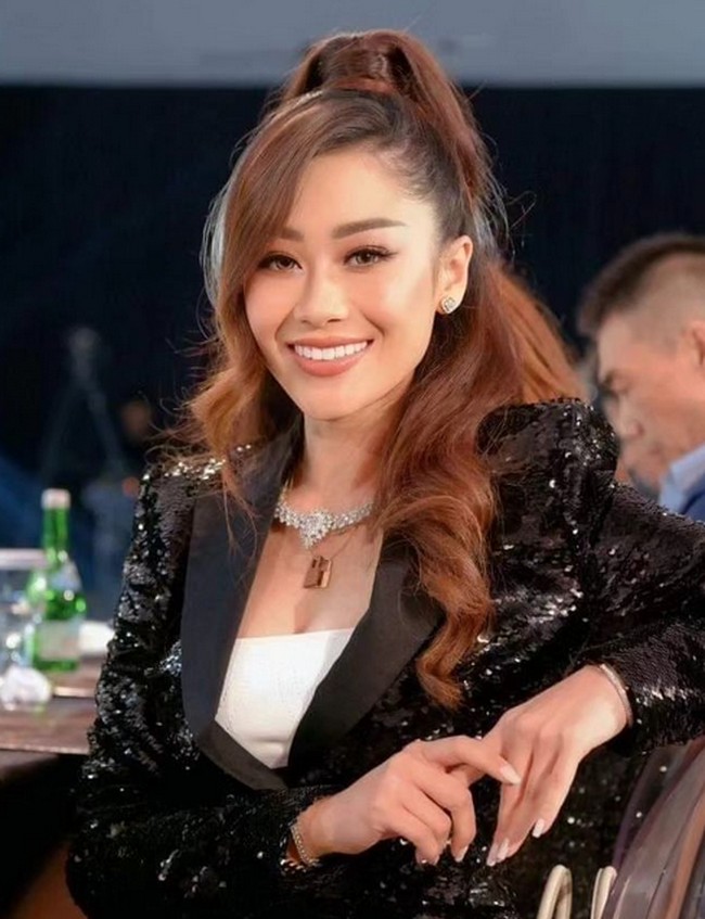 Inilah momen Poppy Capella di Preliminary Miss Universe. Wanita 31 tahun itu tampil glamour dengan blazer sequin. Setelah skandal body check tanpa busana terkuak ke publik, Poppy telah menyampaikan rasa terima kasihnya atas kritikan organisasinya itu.  Jadi, saya berterimakasih, bukan hanya untuk engagement kalian, tetapi untuk memberi energi pada perjalanan kami,” begitu tulisnya di Instagramnya. Foto: dok. Instagram/@poppycapella_, @missuniverse_id
