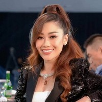 Inilah momen Poppy Capella di Preliminary Miss Universe. Wanita 31 tahun itu tampil glamour dengan blazer sequin. Setelah skandal body check tanpa busana terkuak ke publik, Poppy telah menyampaikan rasa terima kasihnya atas kritikan organisasinya itu.  Jadi, saya berterimakasih, bukan hanya untuk engagement kalian, tetapi untuk memberi energi pada perjalanan kami,” begitu tulisnya di Instagramnya. Foto: dok. Instagram/@poppycapella_, @missuniverse_id