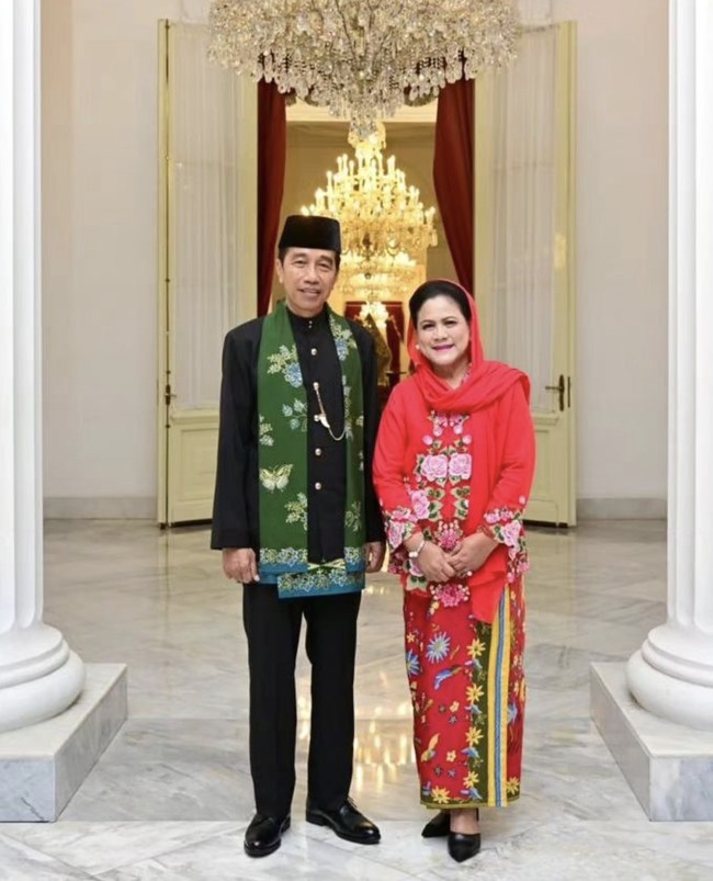 Iriana Jokowi hadir dalam balutan kebaya tradisional warna merah dengan selendang di kepala. Istana Berkebaya merupakan rangkaian acara HUT RI ke-78 yang digelar pada Minggu (6/8) sore. Foto: Instagram @jokowi 