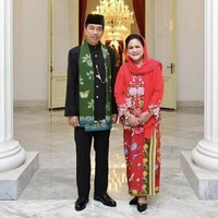 Iriana Jokowi hadir dalam balutan kebaya tradisional warna merah dengan selendang di kepala. Istana Berkebaya merupakan rangkaian acara HUT RI ke-78 yang digelar pada Minggu (6/8) sore. Foto: Instagram @jokowi 