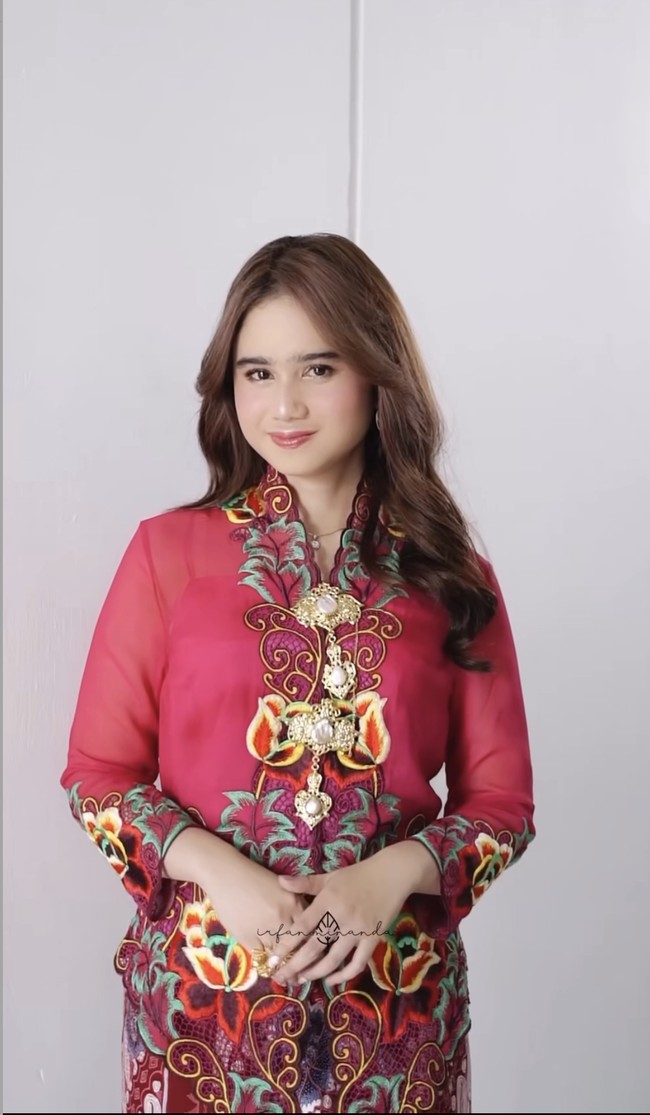 Tissa Biani juga hadir mengenakan kebaya kartini warna merah dan kain panjang. Penampiannya dilengkapi dengan makeup sederhana dan rambut terurai panjang.  Foto: Instagram @tissabiani