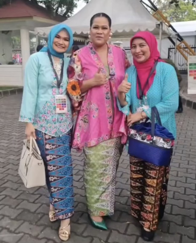 Oki Lukman tampil mengenakan kebaya warna pink dan kain panjang hijau. Foto: Instagram