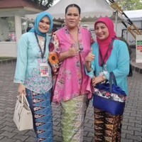 Oki Lukman tampil mengenakan kebaya warna pink dan kain panjang hijau. Foto: Instagram