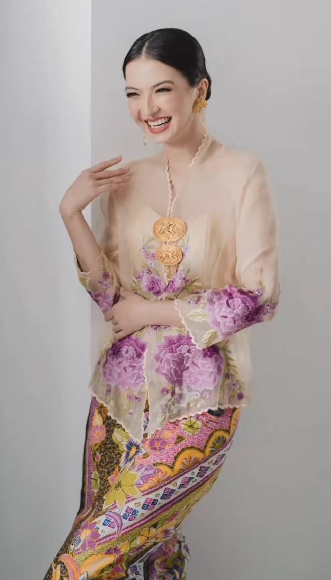 Raline Shah tampak cantik mengenakan kebaya bernuansa krem. Rambutnya bahkan disanggul sederhana agar lebih rapi. Foto: Instagram @ralineshah