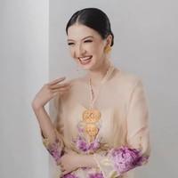 Raline Shah tampak cantik mengenakan kebaya bernuansa krem. Rambutnya bahkan disanggul sederhana agar lebih rapi. Foto: Instagram @ralineshah