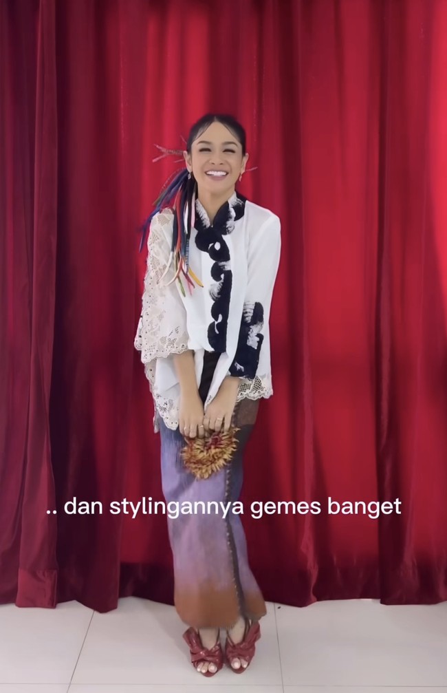 Penyanyi Andien Aisyah tampil unik dengan kebaya modern. Lihat aksesori warna-warni pada rambutnya yang playful.  Foto: Instagram @andienaisyah