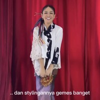 Penyanyi Andien Aisyah tampil unik dengan kebaya modern. Lihat aksesori warna-warni pada rambutnya yang playful.  Foto: Instagram @andienaisyah