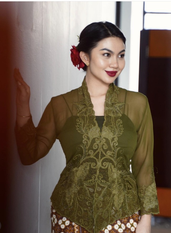 Ariel Tatum tampil cantik dengan kebaya kartini transparan bernuansa hijau. Lipstik merah pekat yang senada dengan hiasan rambutnya tampak mencuri perhatian. Foto: Instagram @arieltatum