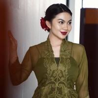Ariel Tatum tampil cantik dengan kebaya kartini transparan bernuansa hijau. Lipstik merah pekat yang senada dengan hiasan rambutnya tampak mencuri perhatian. Foto: Instagram @arieltatum