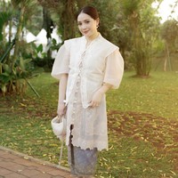 Kemudian hadir Nagita Slavina yang tampak anggun mengenakan kebaya modern warna putih. Model kebaya Nagita Slavina yang unik dengan potongan lengan puff menambah kesan elegan dan menarik atensi. Foto: Instagram @raffinagita1717