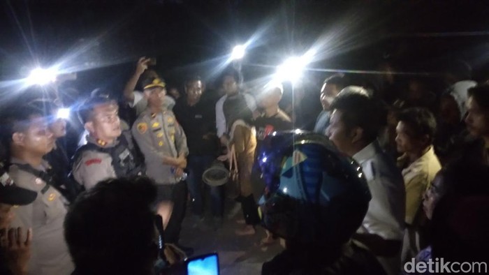 Polisi mengamankan 5 orang yang diduga provokator dalam aksi ricuh demo menolak aktivitas tambang PT Gorontalo Mineral di Bone Bolango, Gorontalo.