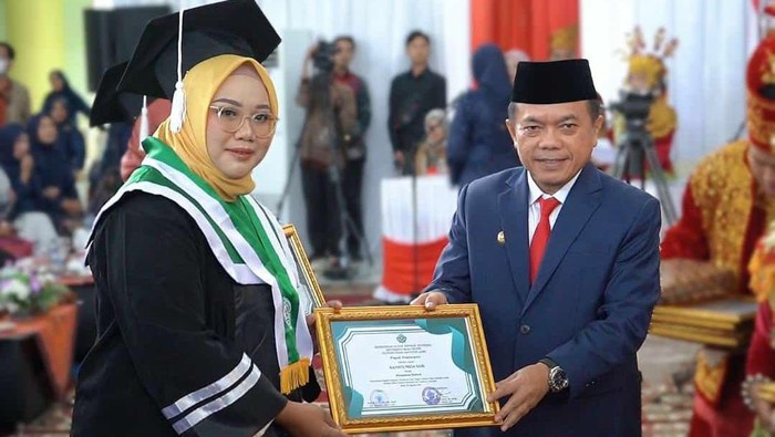 Gubernur Jambi Al Haris menghadiri secara langsung dalam acara wisuda Universitas Islam Negeri (UIN) Jambi.