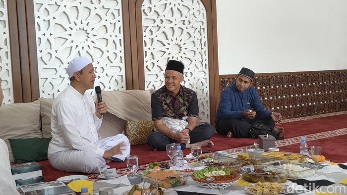 Gubernur Jawa Tengah Ganjar Pranowo bertemu dengan Habib Novel Alaydrus di kediamannya, Selasa (8/8/2023)