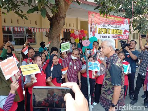 Gubernur Jawa Tengah Ganjar Pranowo saat mengunjungi Panti Pelayanan Sosial Wanita Wanodyatama dan Balai Rehabilitasi Sosial Bhakti Candrasa, Solo, Selasa (8/8/2023).