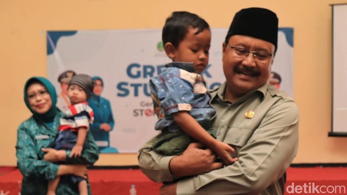 Gus Ipul saat grebeg stunting