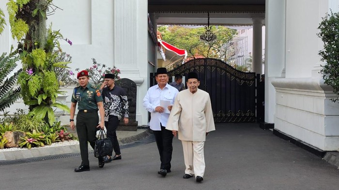 Presiden Joko Widodo (Jokowi) bertemu dengan Menteri Pertahanan (Menhan) Prabowo Subianto dan anggota Wantimpres Habib Luthfi bin Yahya di Istana Kepresidenan, Jakarta, Selasa (8/8/2023). Habib Luthfi enggan pertemuan dengan Jokowi bareng Prabowo itu digiring urusan politik.