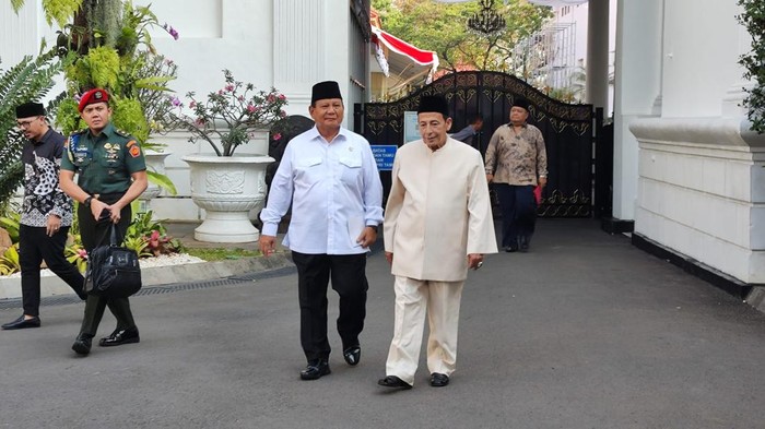 Presiden Joko Widodo (Jokowi) bertemu dengan Menteri Pertahanan (Menhan) Prabowo Subianto dan anggota Wantimpres Habib Luthfi bin Yahya di Istana Kepresidenan, Jakarta, Selasa (8/8/2023). Habib Luthfi enggan pertemuan dengan Jokowi bareng Prabowo itu digiring urusan politik.