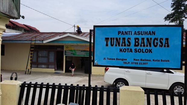 Hutama Karya menyerahkan bantuan