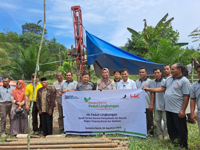 Hutama Karya serahkan bantuan