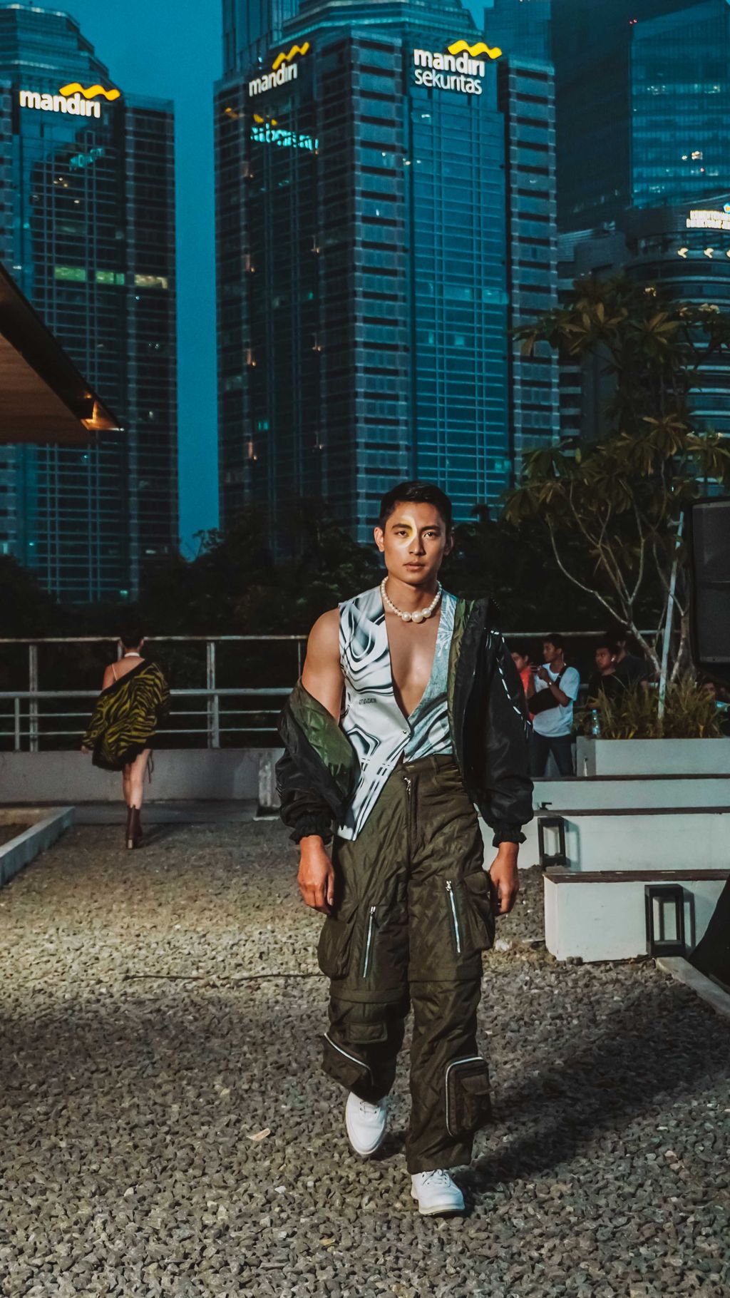 Inspirasi Kece Pakai Moto Jacket ala Supermodel, Cocok buat Berkendara