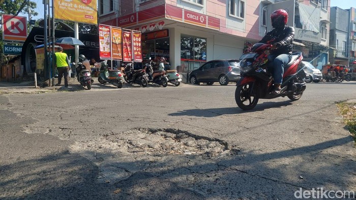 Jalan berlubang di Jalan Kayu Agung II, Kota Bandung