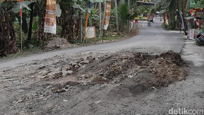 Jalan menuju Pantai Batuhiu Pangandaran rusak.