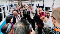 Pantauan detikcom, Jokowi tiba di Stasiun Bundaran HI sekitar pukul 08.30 WIB, Selasa (8/8/2023). Jokowi naik MRT bersama para duta besar (dubes) negara ASEAN dan negara mitra.  