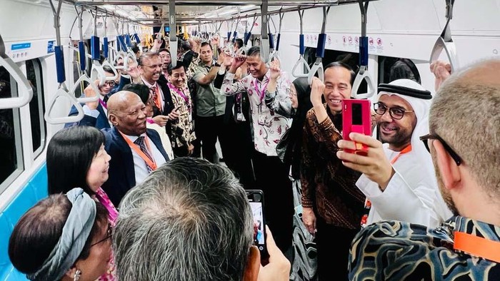 Jokowi Ajak Dubes Asing Naik MRT Jokowi mengajak sejumlah duta besar asing naik kereta MRT Jakarta. Kunjungan Jokowi dan duta besar itu untuk menghadiri peringatan HUT ke-56 ASEAN atau ASEAN Day.